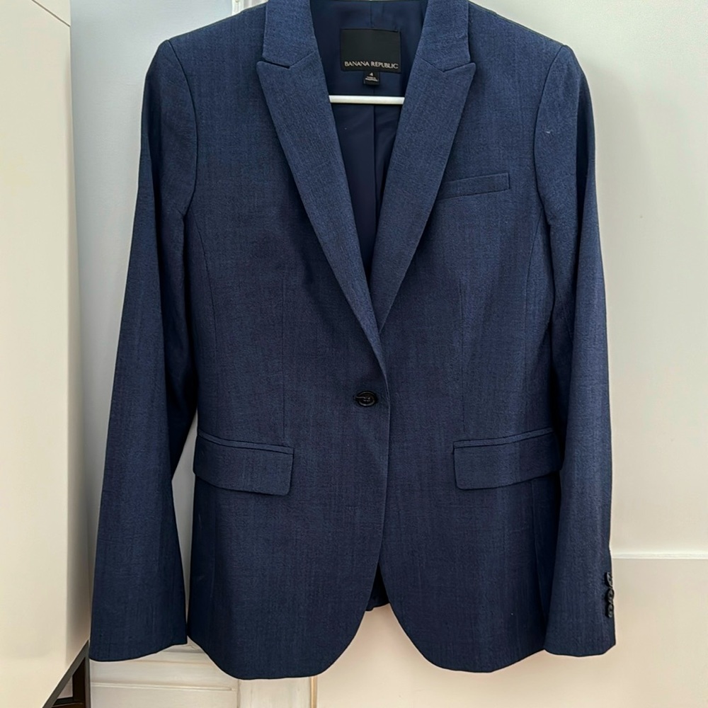 Women’s Banana republic navy suit jacket.
